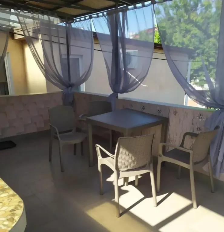 Квартира с большой террасой и барбекю рядом с морем — аренда посуточно в Евпатория