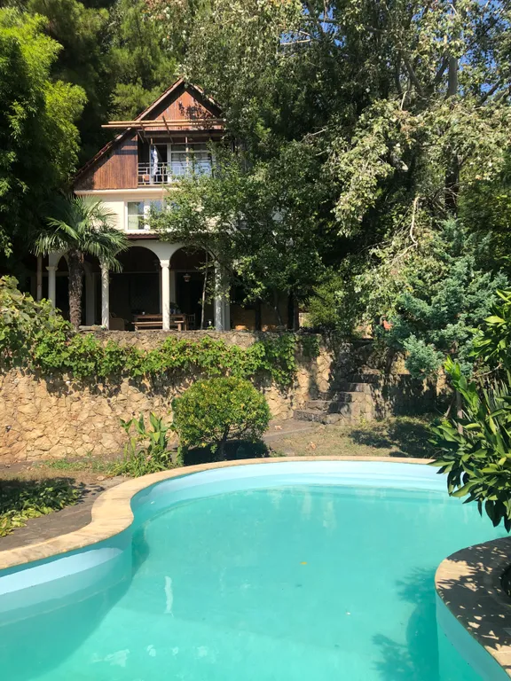 Два дома на море с бассейном и садом