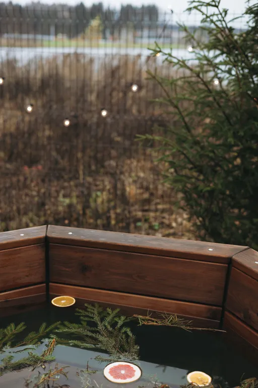 Дом с баней и чаном у воды и леса бохо