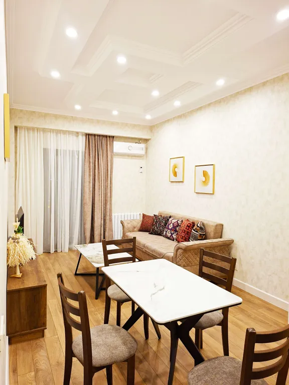 Просторная трехкомнатная квартира в центре Тбилиси с видом на рекуКуру