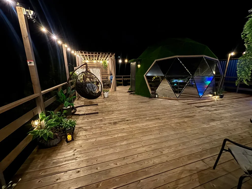 Уютная сфера на побережье