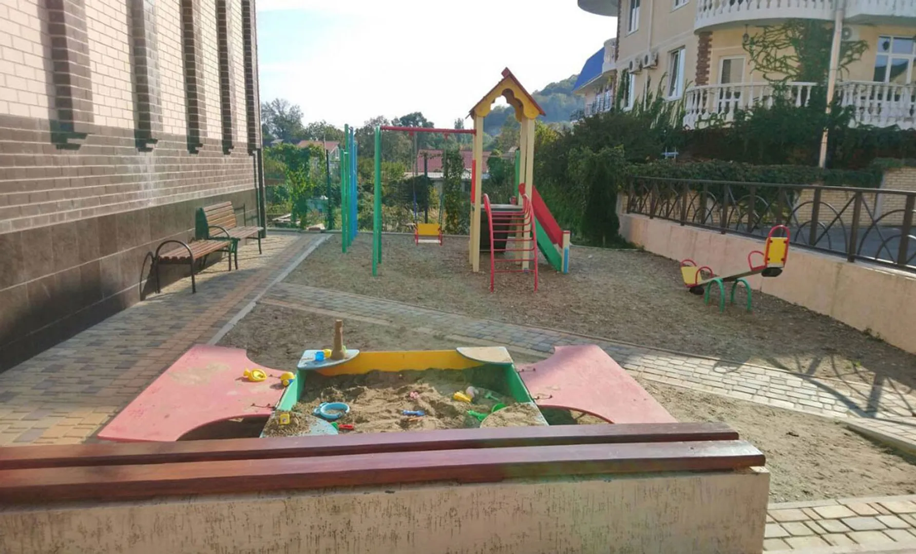 Детская площадка внутри комплекса "Бристоль"