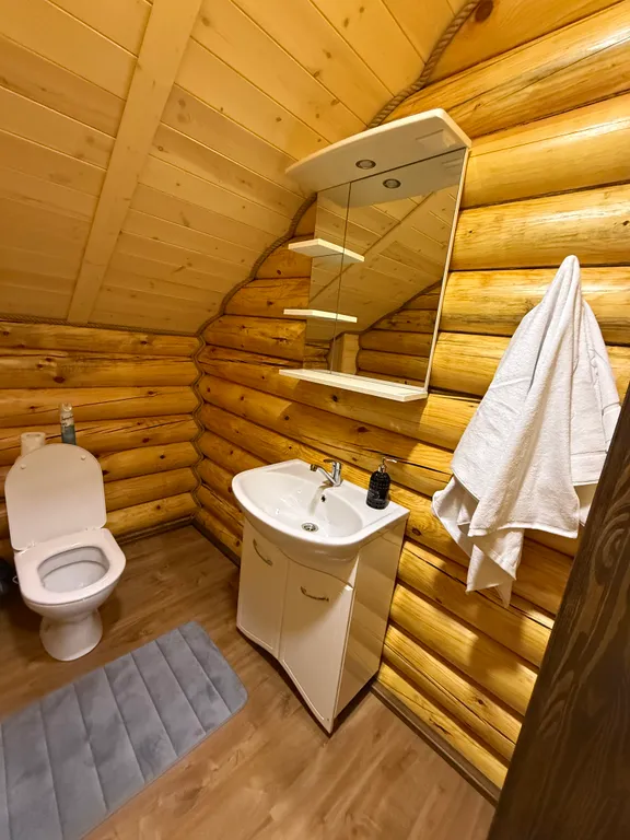 Двухэтажный дом из сруба а Теберде с баней с видом на горы и реку