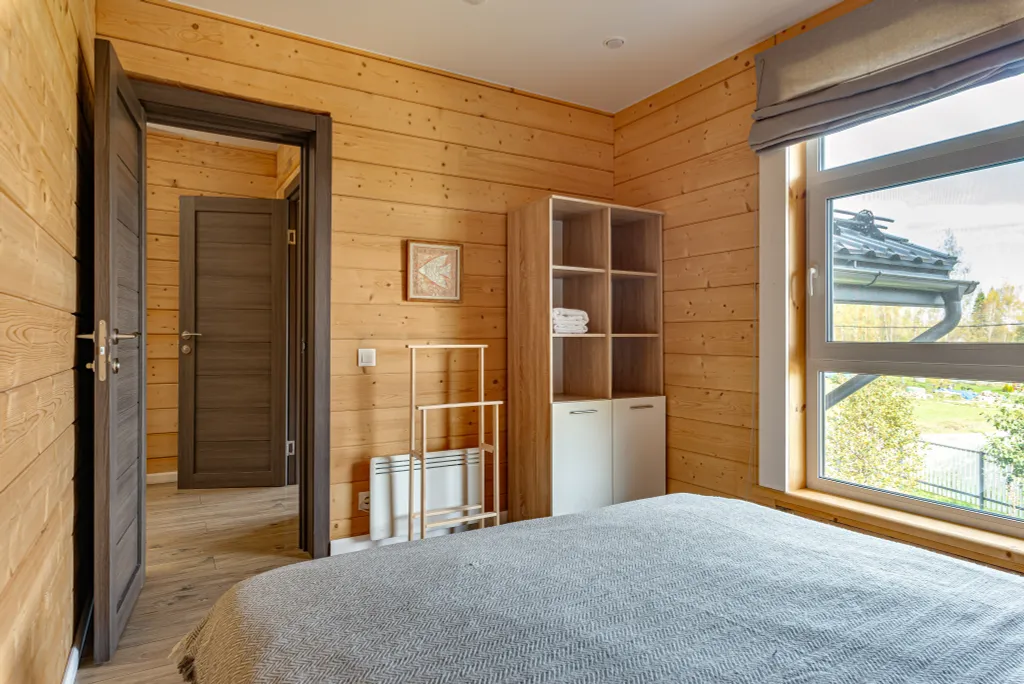 Дом из бруса в лесу с баней и чаном