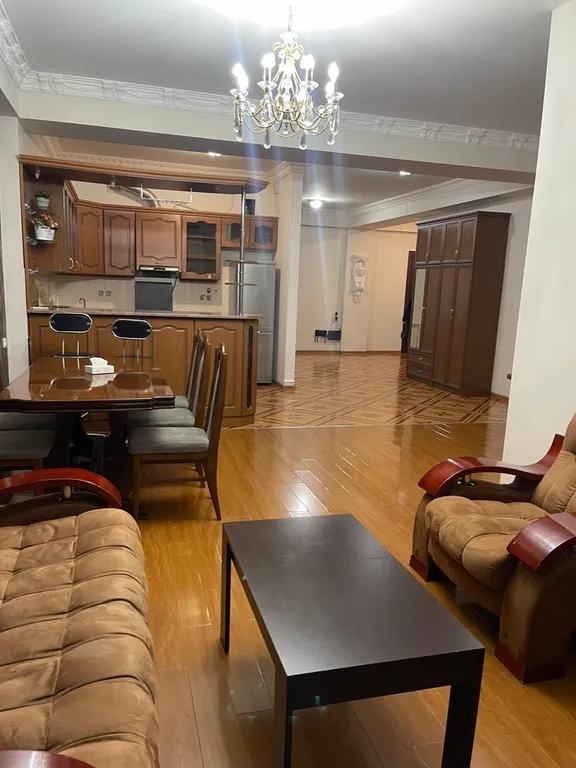 На северном проспекте в самом центре Еревана