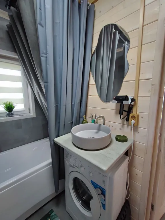 Новый стильный дом в окружении леса