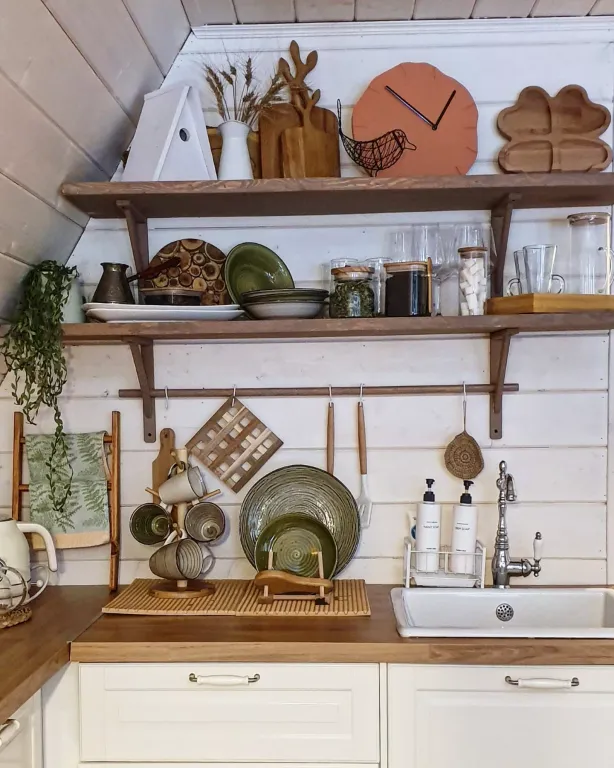 Красивые панорамные домики около леса