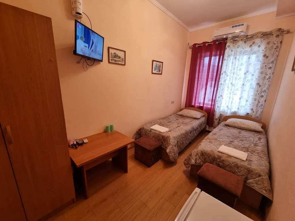 Двухместный эконом с двумя кроватями. Ванная своя напротив номера