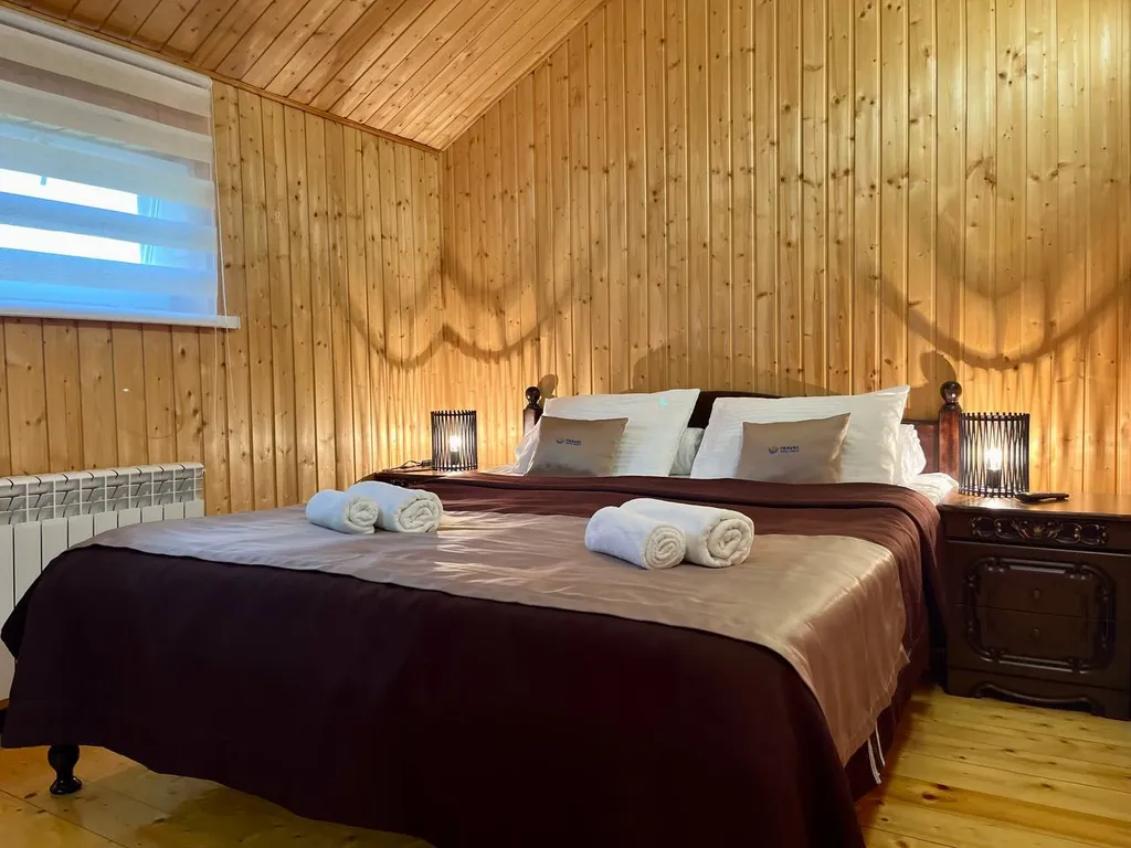 Люкс с балконом с видом на озеро двухкомнатный