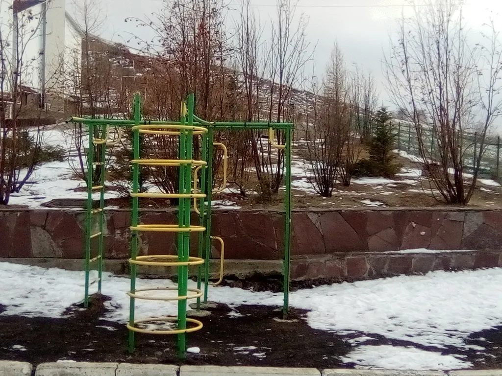 Белая студия с видом на горы