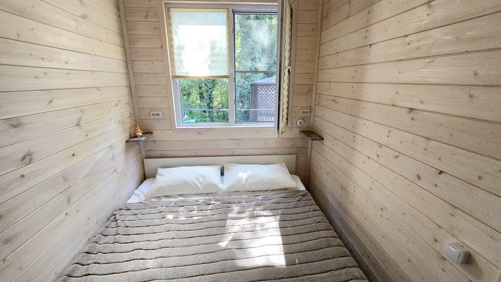 Уютный дом у реки с беседкой и верандой