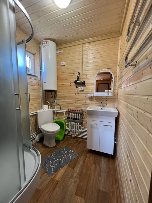 Уютный деревянный домик с видом на реку