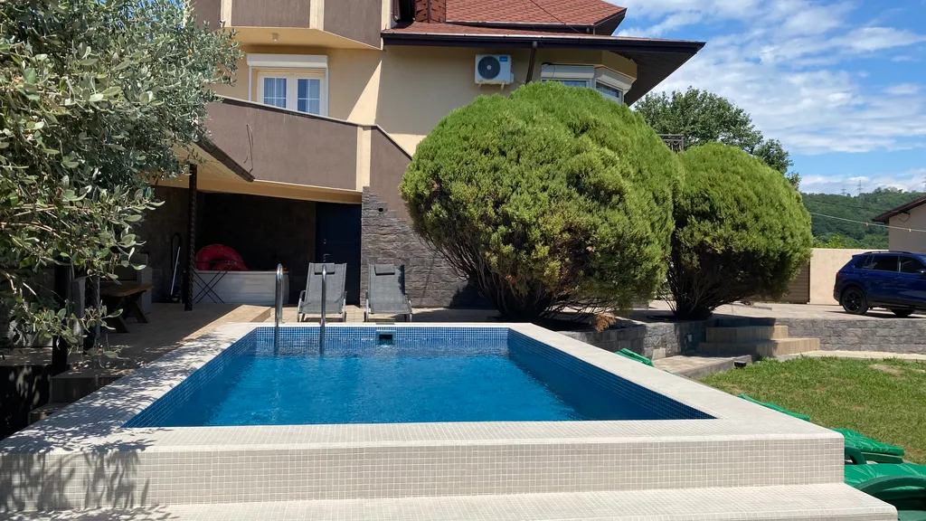 Коттедж с бассейном