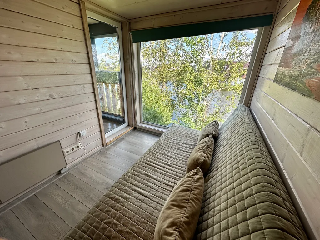 Уютный коттедж с панорамными окнами на берегу озера