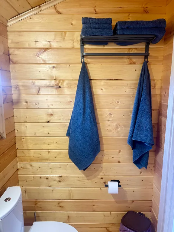 Новый деревянный домик у моря