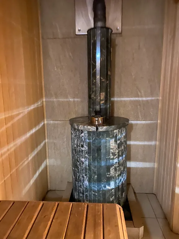 Домик с баней и террасой рядом с фонтанами Петродворца