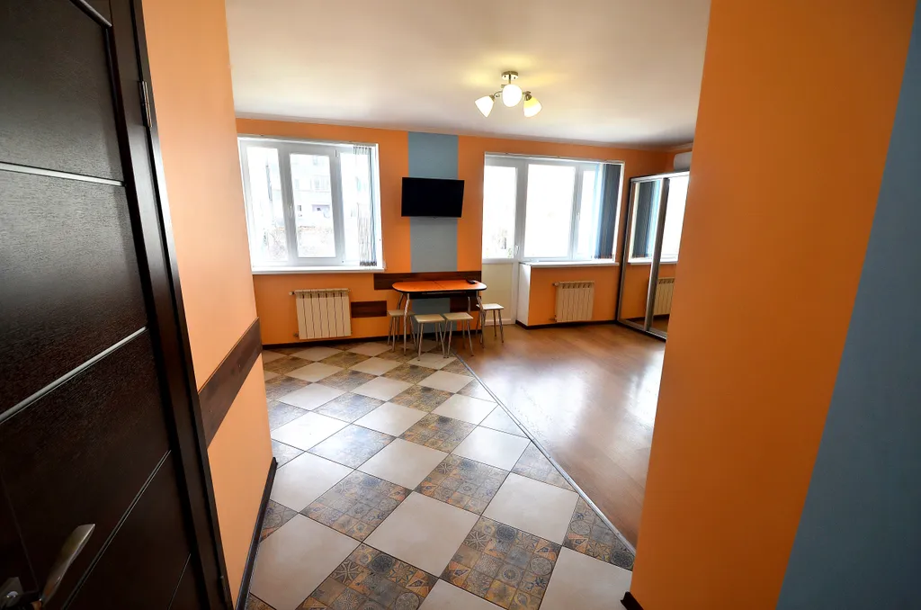 Квартира-студия персиковая