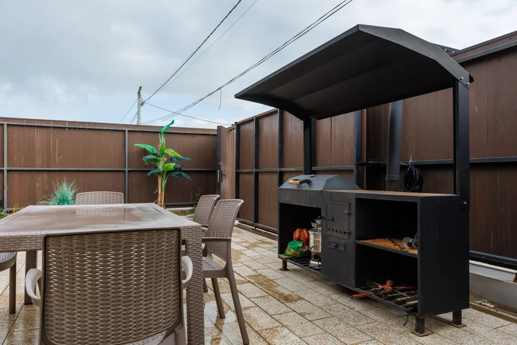 Дом с камином на берегу моря