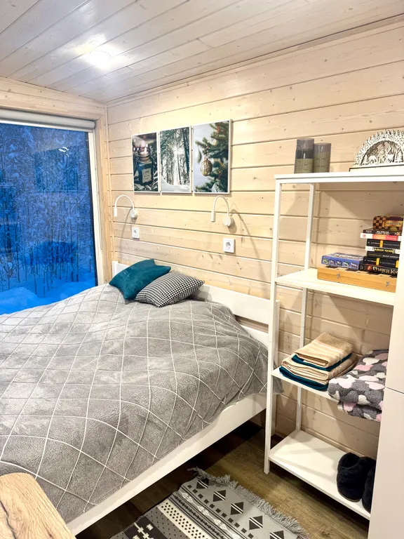 Уютный домик с панорамным окном и видом на лес