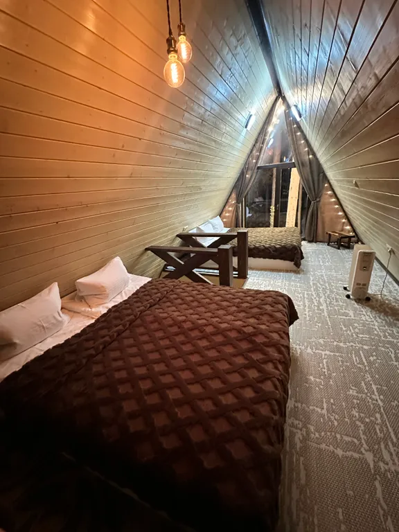 Сказочный дом в лесу с видом на горы