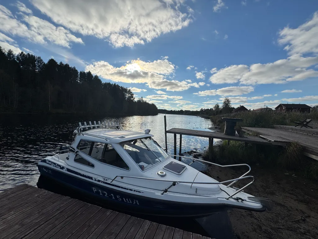 Домик прямо на берегу реки в Карелии
