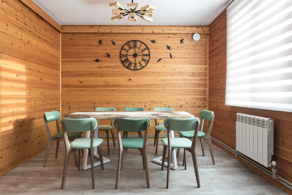 Большой загородный дом