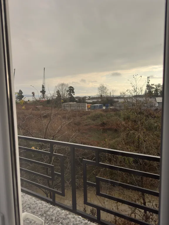 Квартира Уютный семейный номер, с видом в сторону моря. на 3-м этаже — аренда посуточно в Сухум