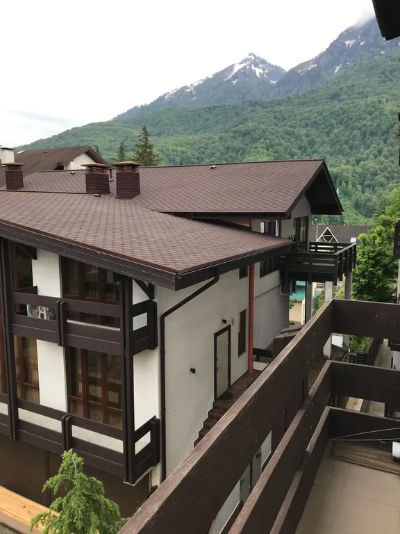 Панорамная студия с потрясающим видом на горы в центре красной поляны