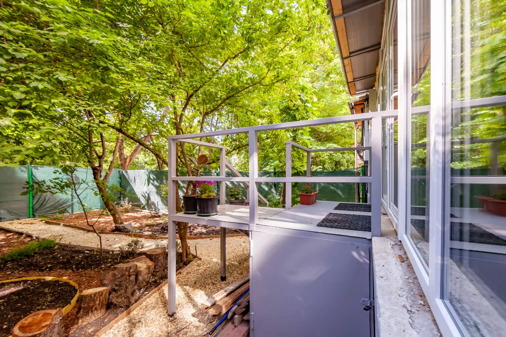 Уютная новая студия с садом на москольце