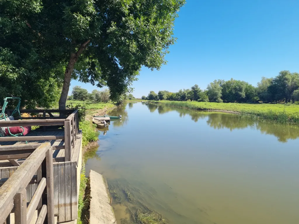 Уютный дом на берегу реки