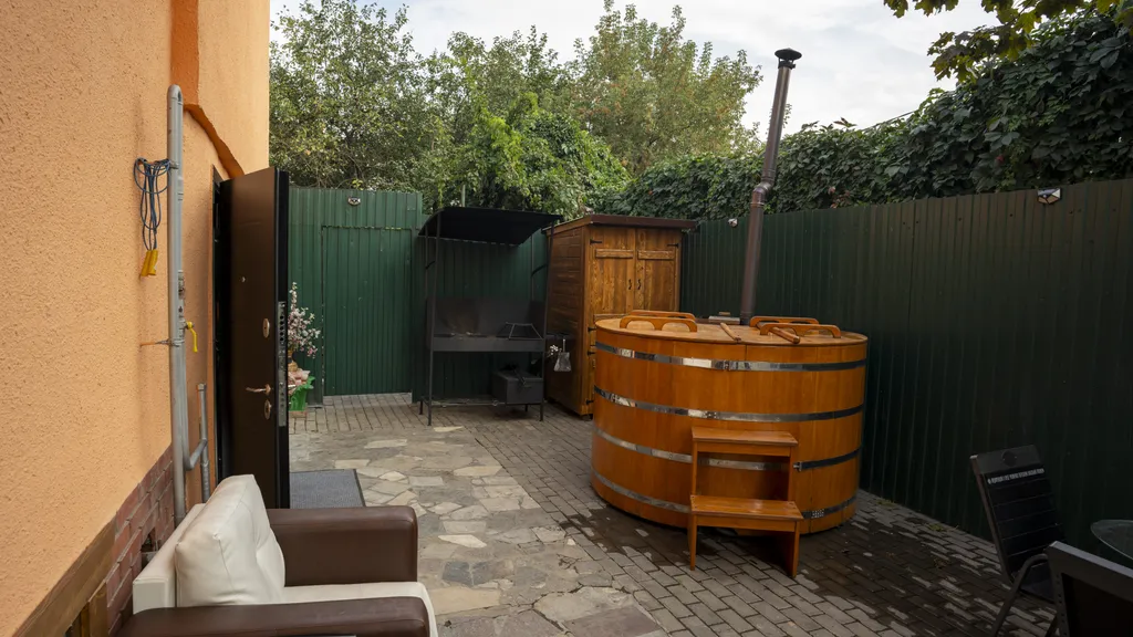 Уютный коттедж с теплым бассейном и большим чаном