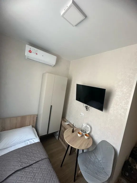 Комната в квартире с односпальной кроватью