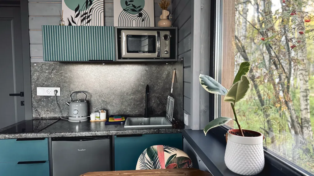 Студия в лесу с панорамным остеклением и террасой.