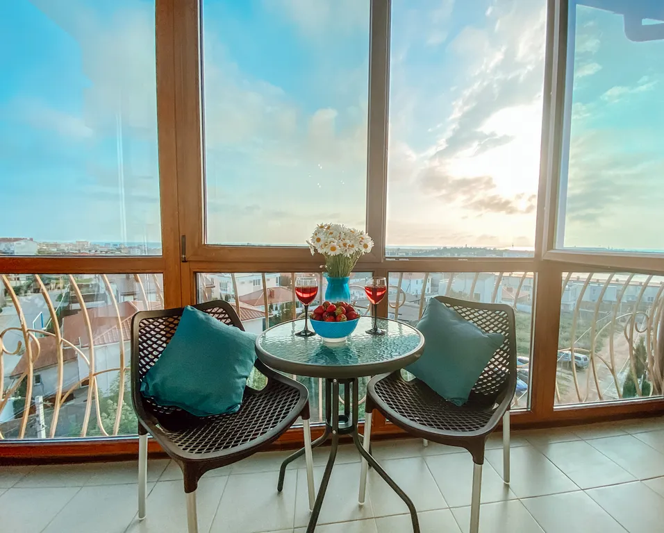 2-комнатные видовые апартаменты с бассейном у моря
