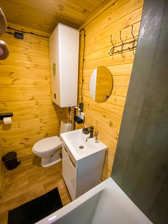 Дом со своей баней, банным чаном, террасой, мангалом коптильней в лесу