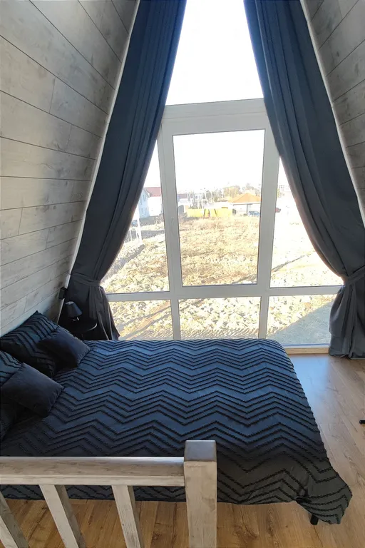 Панорамный домик с теплым бассейном в пяти минутах ходьбы от города