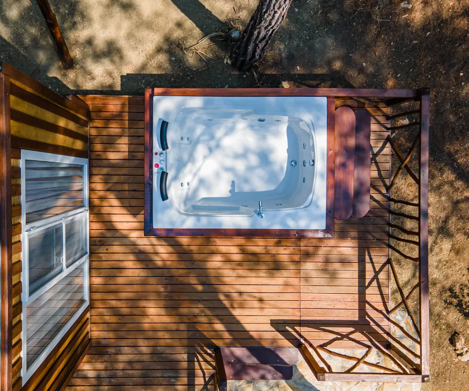 Бунгало в сосновом лесу на берегу Средиземного моря, Турция