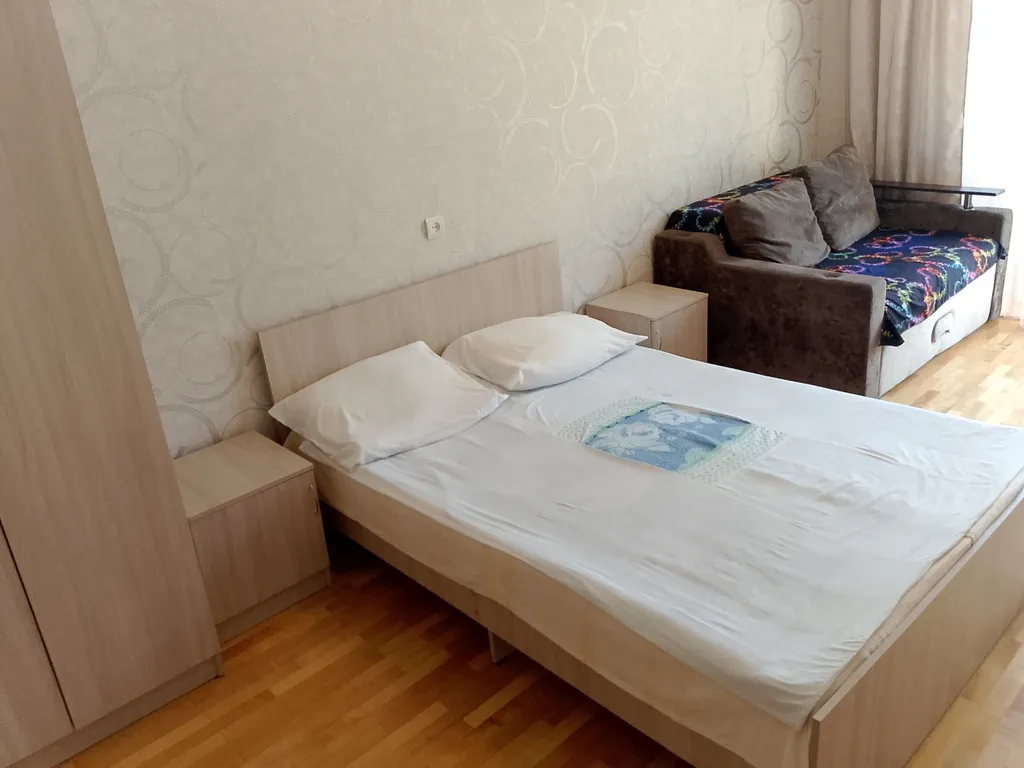 Квартира в центре курорта с дизайнерским ремонтом и открытым балконом — аренда посуточно в Гагра