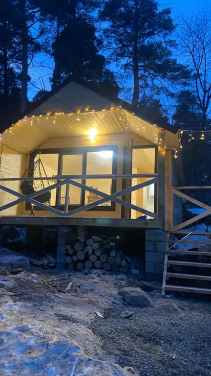 Уютный деревянный дом с великолепным видом на лес и горы