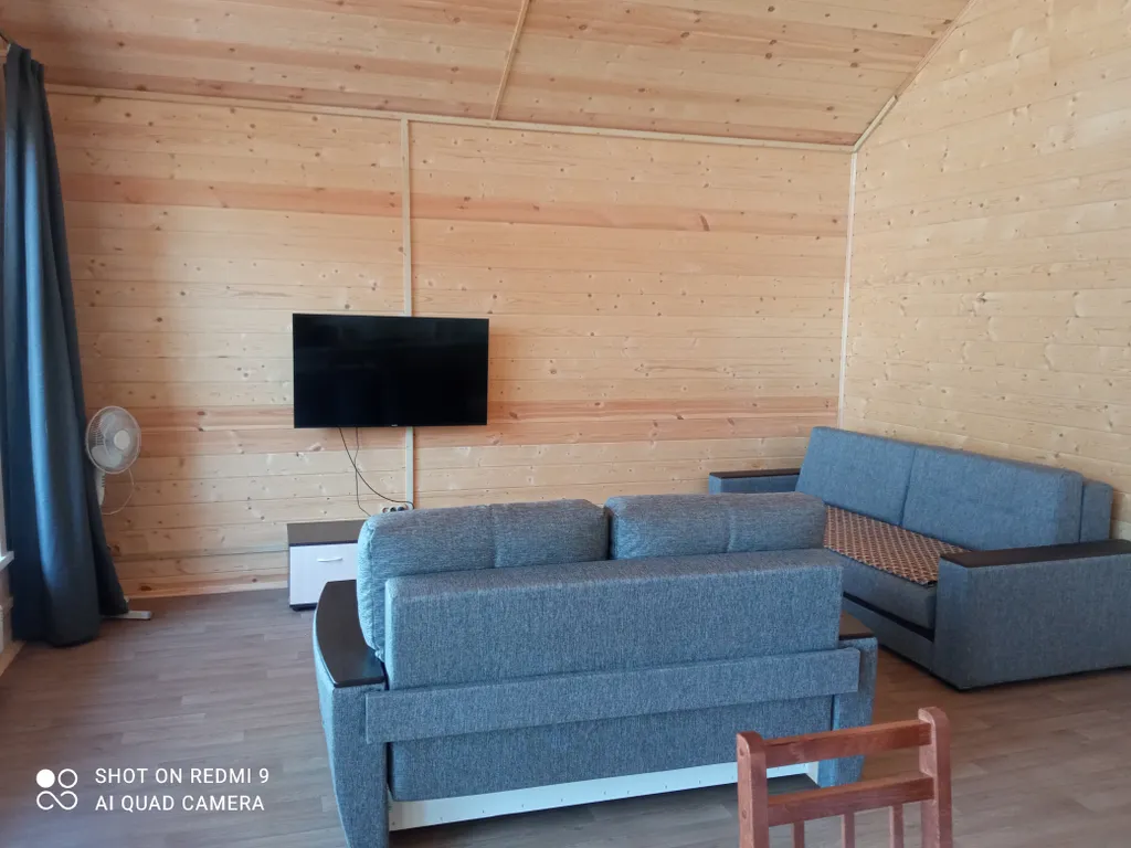 Коттедж с большой террасой на берегу Селигера