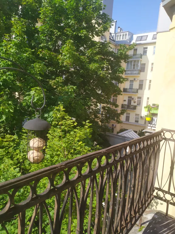 Аутентичная квартира в центре, на пешеходной зоне с парковкой.