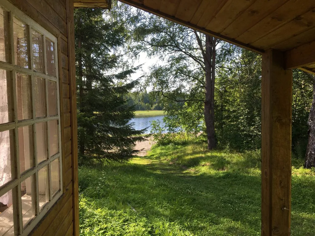 Уютный дом у озера