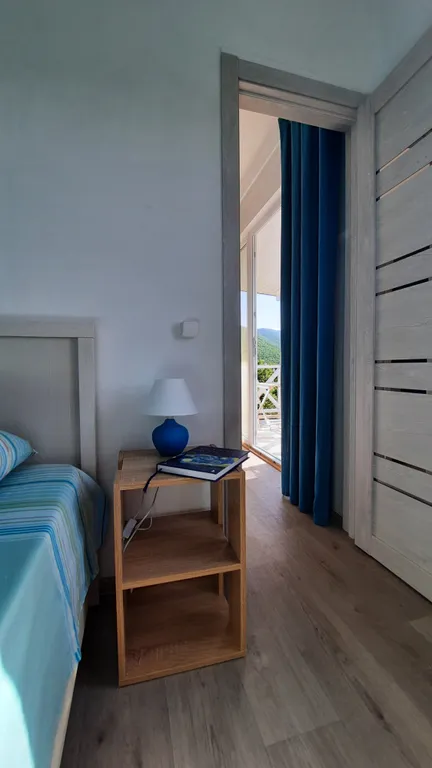 Уютный коттедж с теплым бассейном и видом на холмы Б.Утриша