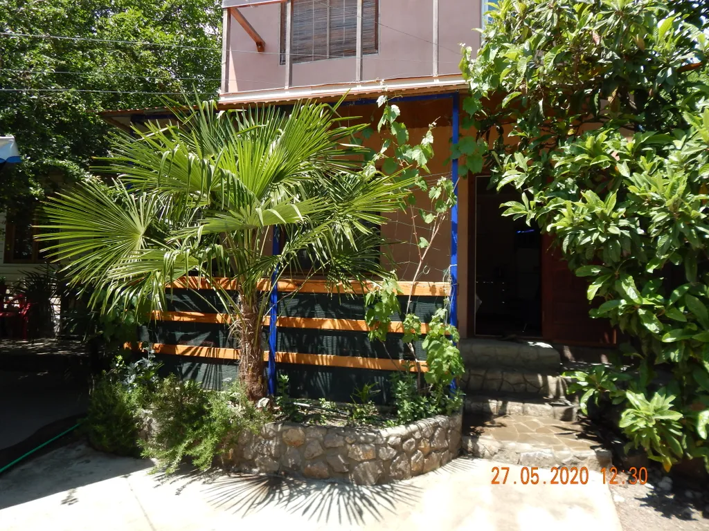 Номер на первом этаже двухэтажного, отдельностоящего дома