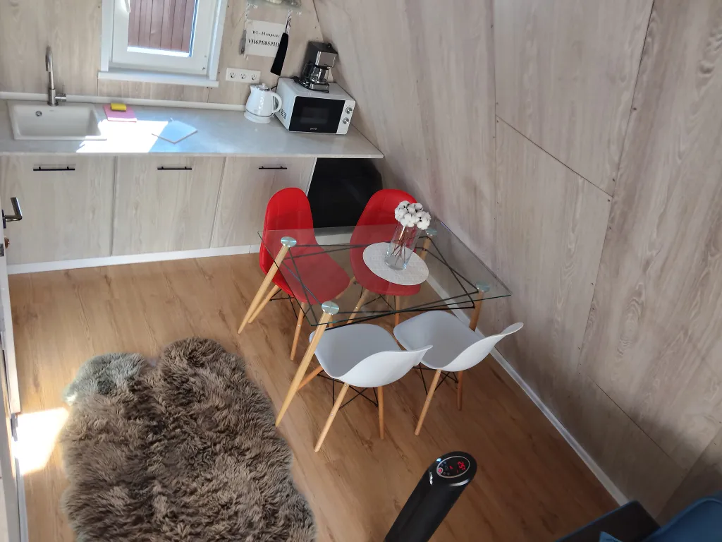 Дом у Катуни среди гор и многолетних сосен