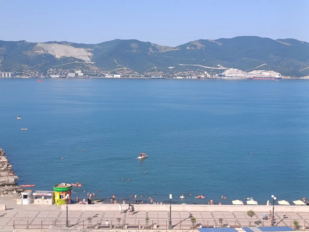 Новая евро-двушка с панорамным видом на море и пляж перед домом