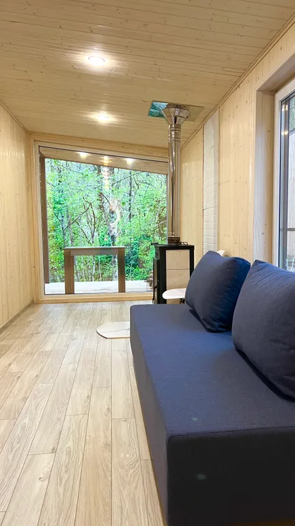 Домик с камином у ручья