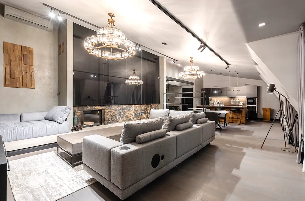 Потрясающая Mанcаpдa c тpемя бaлконaми и видом нa Фoнтанку