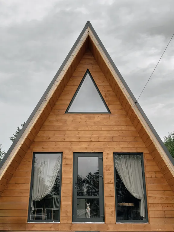 Уютный треугольный Ромашковый дом.