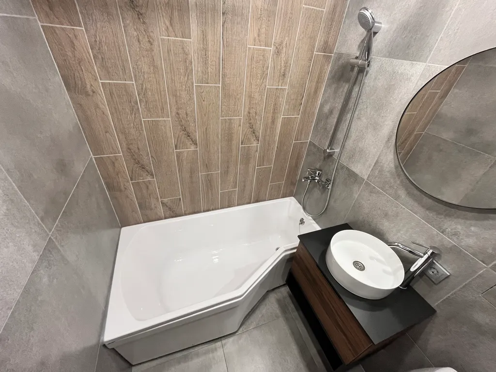 Дизайнерская студия с большим телевизором со смарт-тв